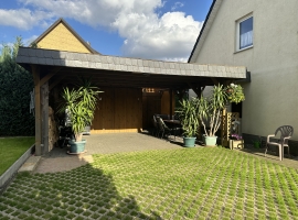 Eingang (rechts) für Ferienwohnung B (Natur). Der Schuppen dahinter kann auch von Ferienwohnung A (Ägypten) genutzt werden. Z. B. für Fahrräder od