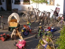 Wohnungen mit viel Platz und gratis hauseigene Fahrräder mit Kinderrädern und vielen Spielgeräten 