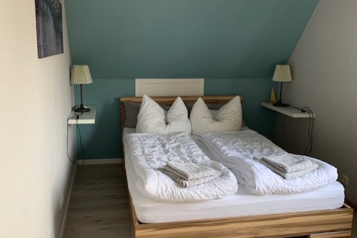 Das Bett hat die Größe : 140 x 200 cm