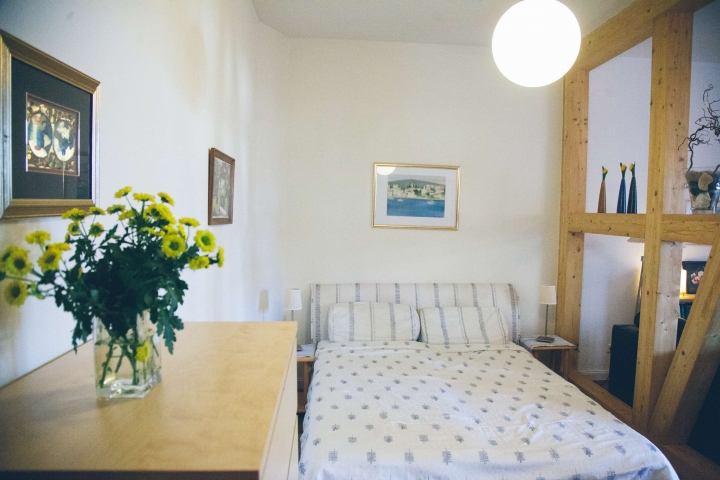 Optisch abgetrennter Schlafbereich, Bett 1,60 breit.