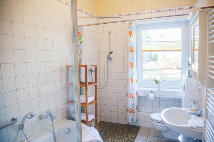 Großes Bad, ohne Schwellen, Dusche Behinderten gerecht.