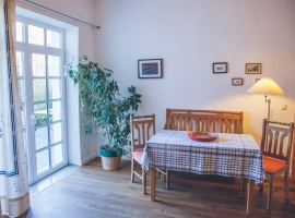 Essbereich im Wohnzimmer, große Terrassentür, Eichendielen.