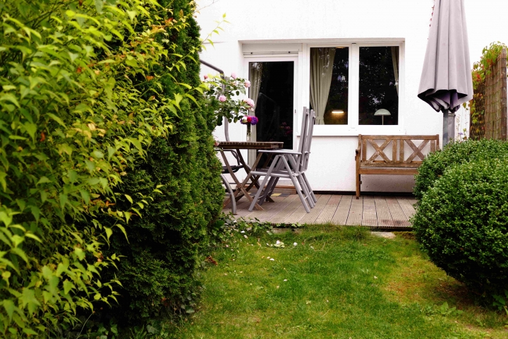 Blick vom Garten auf die Terrasse