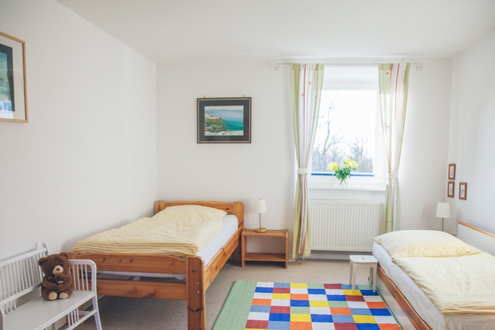 Kinderzimmer, 1. Bett 1m breit und 2. Bett 0,80 breit. Drittes Bett wird ausgezogen. Sonnen Rollo.