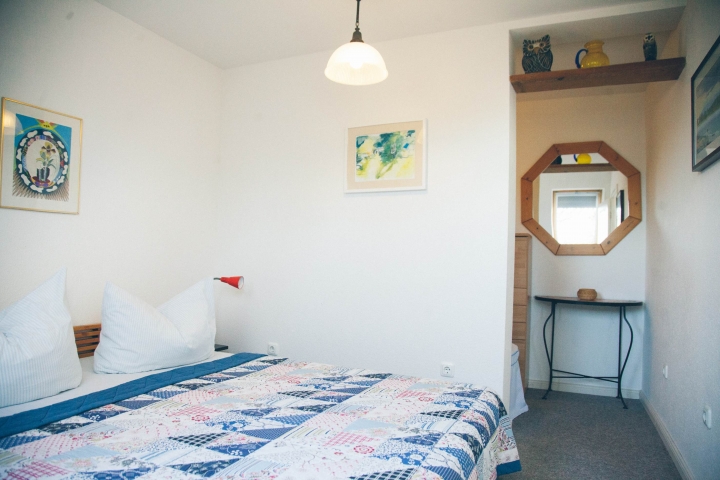 Schlafzimmer, Bett 1,60 breit, begehbarer Kleiderschrank, Sonnen Rollos.