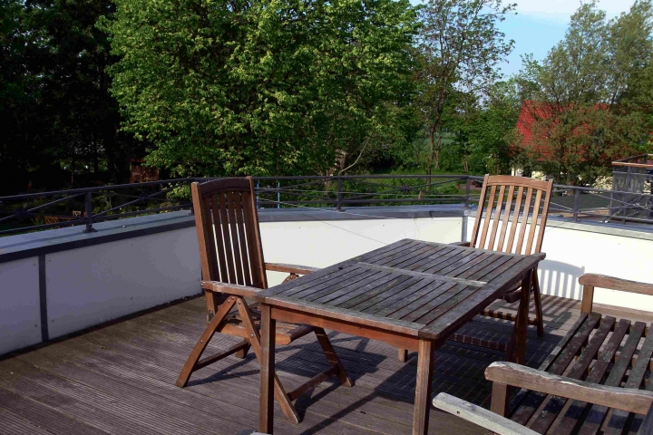 Großer Balkon, vom Wohnzimmer und Schlafzimmer aus begehbar.