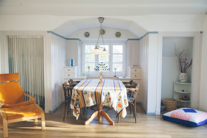 Esstisch Wohnzimmer, im Hintergrund alte Einbauten und Nischen.