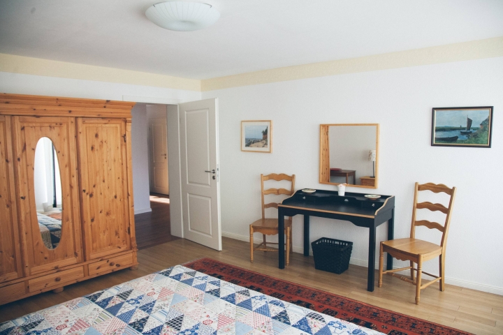 Schlafzimmer mit Ausgang zum Balkon.
