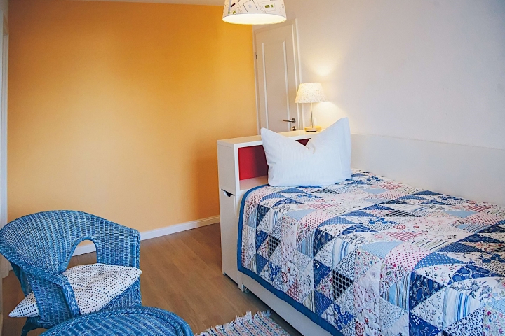 2. Schlafzimmer, Bett ausziehbar.