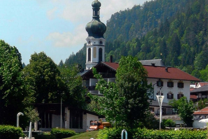 Erlebnisfreibad mit Blick auf die Kirche