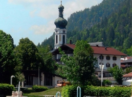 Erlebnisfreibad mit  Blick auf die Kirche