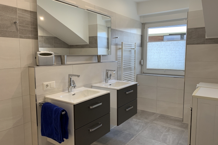 Bad mit Doppelwaschtisch, Dusche, Waschmaschine und Trockner