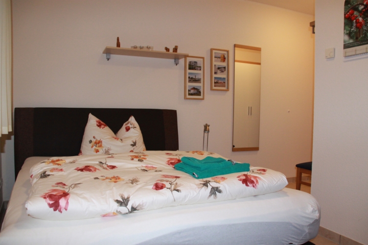 Apartment mit Boxspringdoppelbett