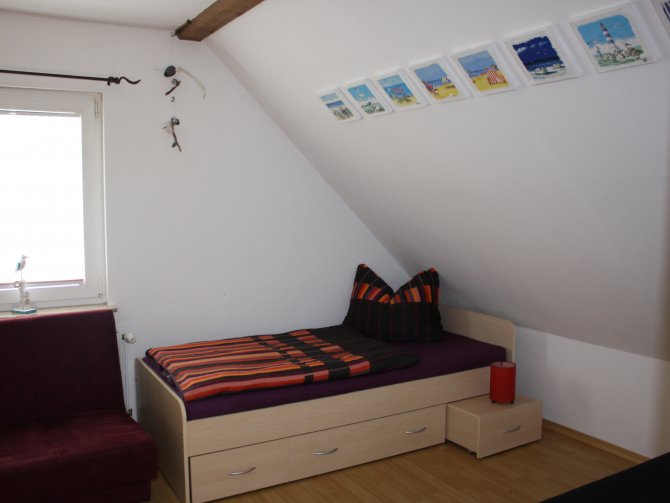 Schlafzimmer mit zwei Einzelbetten und der Möglichkeit der Aufbettung