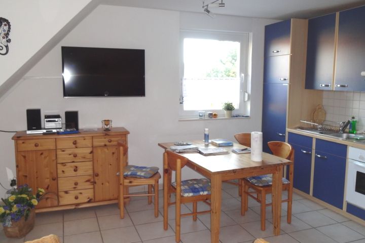Essplatz in Wohnküche mit Zugang zum Balkon
