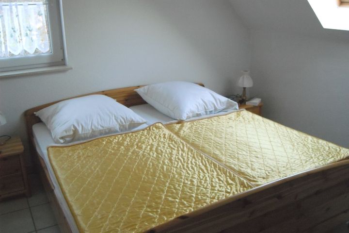 Doppelbett im Schlafzimmer 180x200