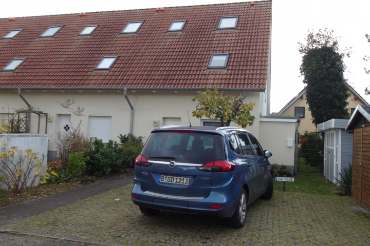 Parkplatz mit Fahrradschuppen