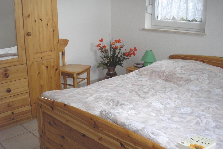 1. Schlafzimmer mit grossem Doppelbett 2 x 1,8 und zusätzlich ein Kindergitterbettchen