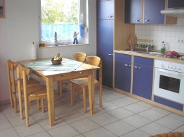 Wohnküche mit Zugang zum Balkon