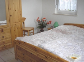 Schlafzimmer mit grossem Doppelbett 2 x 1,8 und zusätzlich ein Kindergitterbettchen