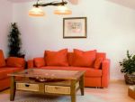 Wohnraum mit Couch (ausziehbar als hochwertiges 2. Doppelbett)