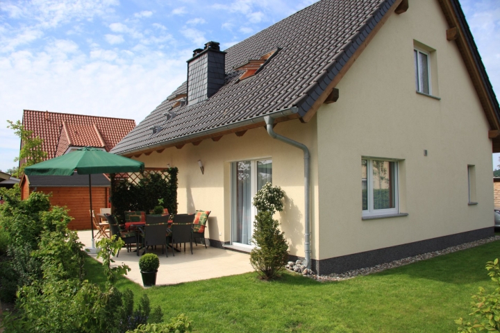 gemütliche Terasse mit Gartenmöbeln (Glill vorhanden)