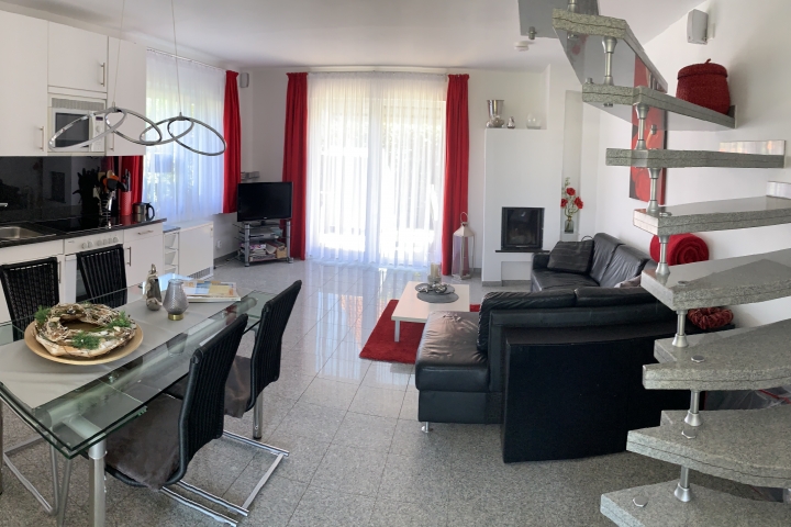 Blick ins Wohnzimmer Richtung Terrassentür