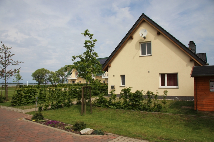 Blick von der Zufahrt, im Hintergrund der Wieker Bodden