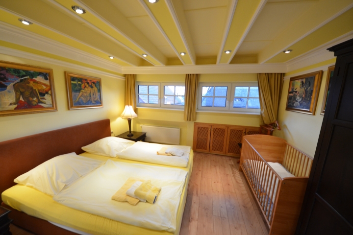 Ferienhaus Strandflieder Nr. 17 E Schlafzimmer mit Babybett