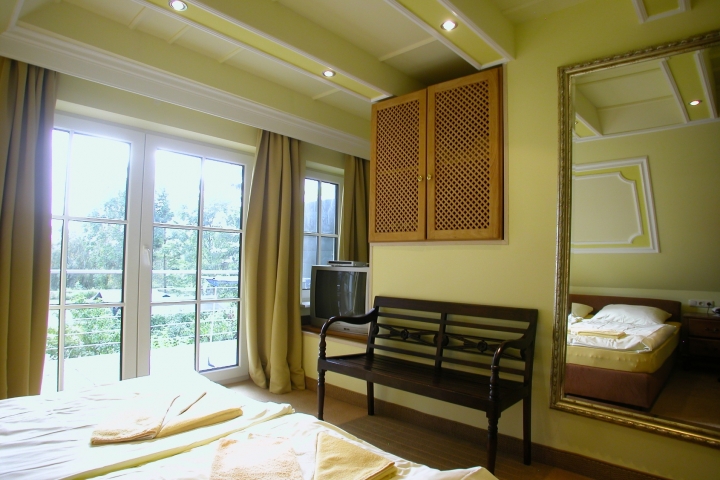 Ferienhaus Moosbeere Nr. 17 F Schlafzimmer OG mit TV