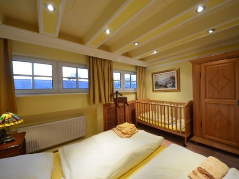 Ferienhaus Dünenrose Nr. 17 C Schlafzimmer mit Babybett