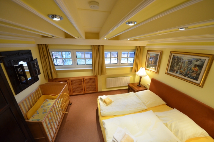 Ferienhaus Sanddorn Nr. 17 D Schlafzimmer im OG mit Babybett