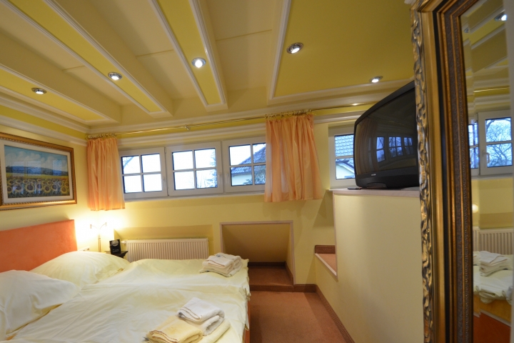 Ferienhaus Sanddorn Nr. 17 D Schlafzimmer im OG mit TV