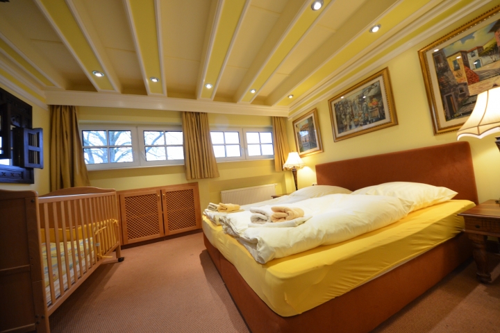 Ferienhaus Sanddorn Nr. 17 D Schlafzimmer mit Babybett