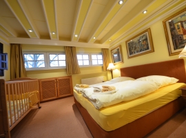 Ferienhaus Sanddorn Nr. 17 D Schlafzimmer mit Babybett