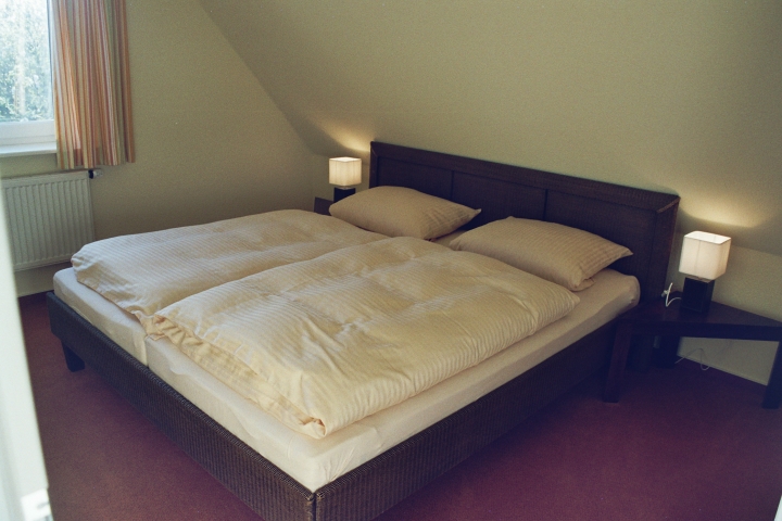 Im zweiten Schlafzimmer befindet sich ein modernes Loombett.Sie können auf den Apfelgarten blicken.