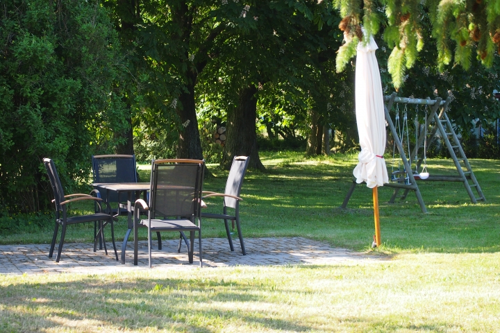 Jedes Appartment hat seinen privater Freisitz mit Tisch und 4 Stühlen, Sonnenliegen, Sonnenschirm und Grill.