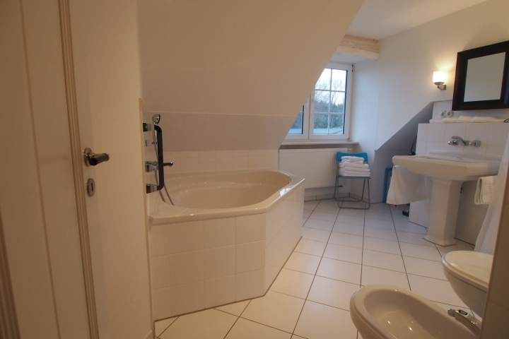 Tageslichtbad mit grosser Badewanne