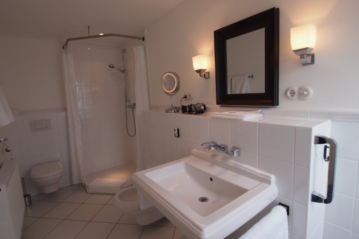 Dusche mit WC und Bidet