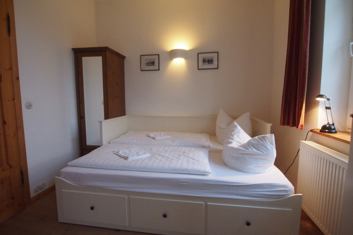 Dielen-Schlafzimmer mit Einzel/Doppelbett und 80x200 Vollmatratzen
