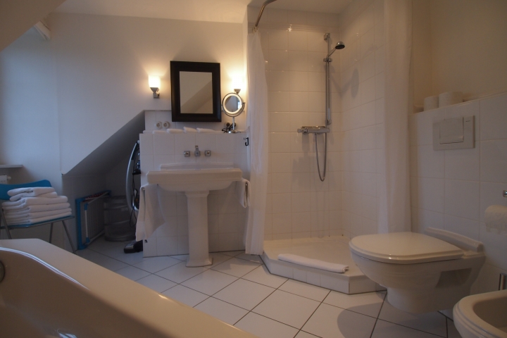 Waschtisch mit Dusche, WC und Bidet