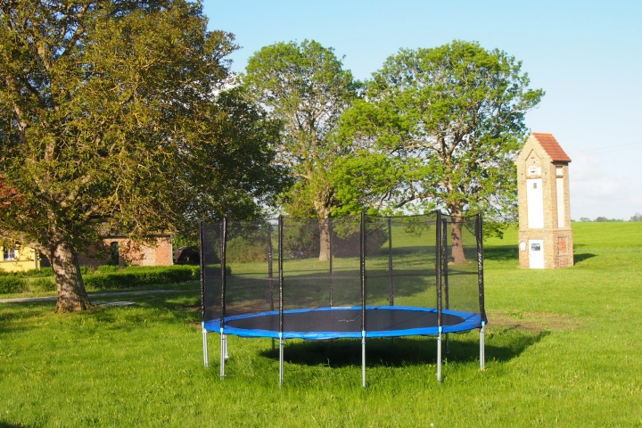 Hinter dem Ferienhaus, abseits der Freisitze das grosse Trampolin. 