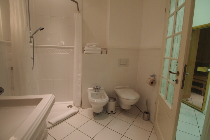 Dusche, WC und Bidet