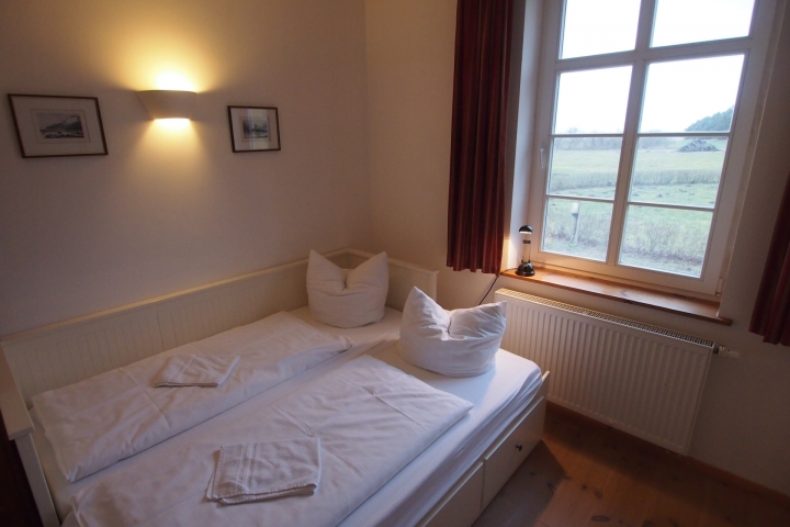 Separates Dielenzimmer mit 200x80 cm Vollmatratze als Doppel- oder Einzelbelegung