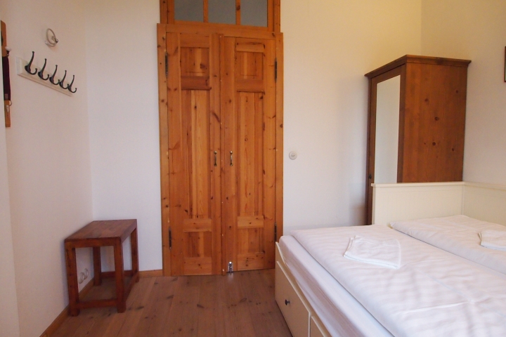 Separates Dielenzimmer mit 200x80 cm Vollmatratze als Doppel- oder Einzelbelegung
