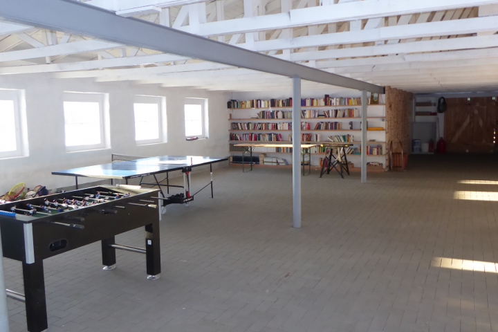 BirkenStall mit Tischfussball, Tischtennis, Trampolin, Bücher, Lesebereich, Spielecke für Kleinkinder 
