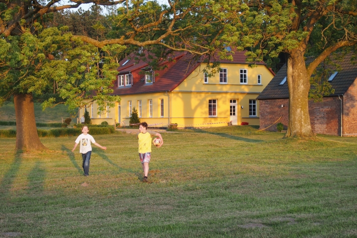 Hinter dem Ferienhaus, abseits der Freisitze, mit sehr viel Platz steht ein Fussballtor. 