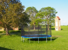 Hinter dem Ferienhaus, abseits der Freisitze das grosse Trampolin. 