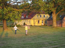 Hinter dem Ferienhaus, abseits der Freisitze, mit sehr viel Platz steht ein Fussballtor. 