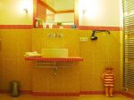 Das Bisazza Bad im Warftgeschoss mit Dusche und Sauna. Kenner wissen um seinen Wert. Das Bad im Obergeschoss besticht ebenfalls.
Hier mit Dusche und